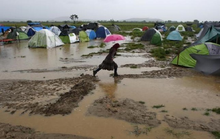 Greece says to begin evacuating migrants camped at border within days